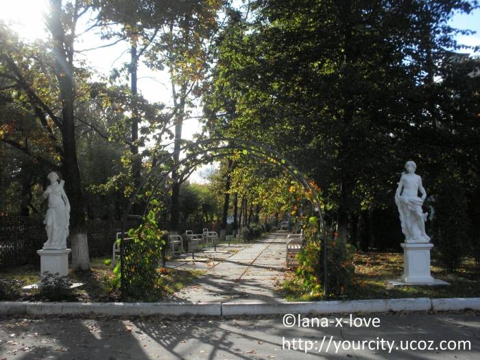 Аллея в центре Родничок