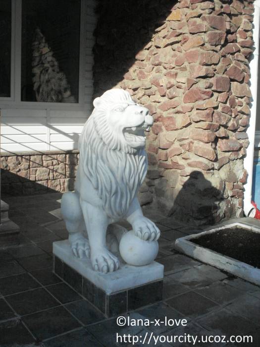 Лев у входа в центре Родничок